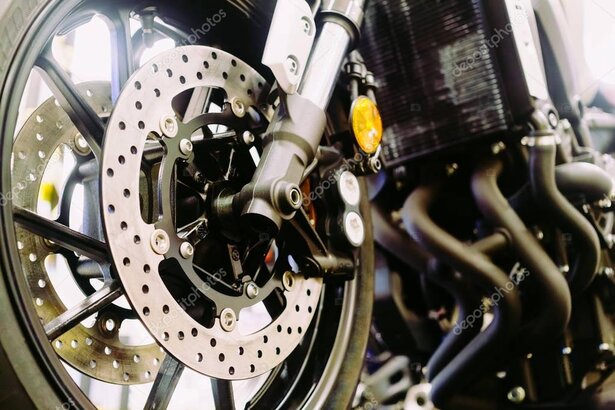 Detailaufnahme von Motor, Fahrwerk und Bremsen einer modernen Retro-Maschine