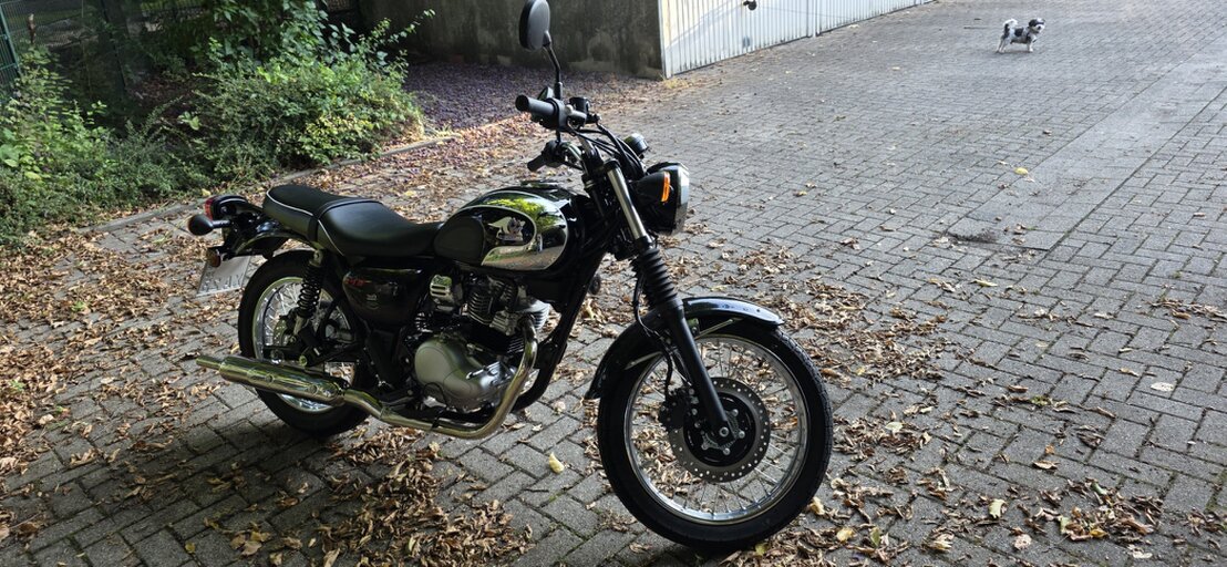 Kawasaki Meguro S1 auf einer Landstraße im Retro-Look