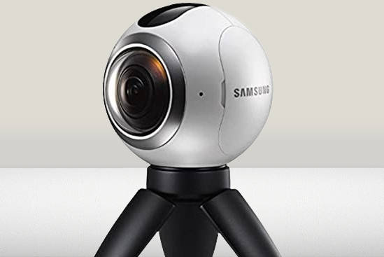 360-Grad-Kamera auf Stativ mit Foto-Equipment