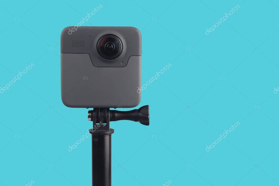 360-Grad-Kamera auf Stativ mit weiterem Foto-Equipment im Hintergrund