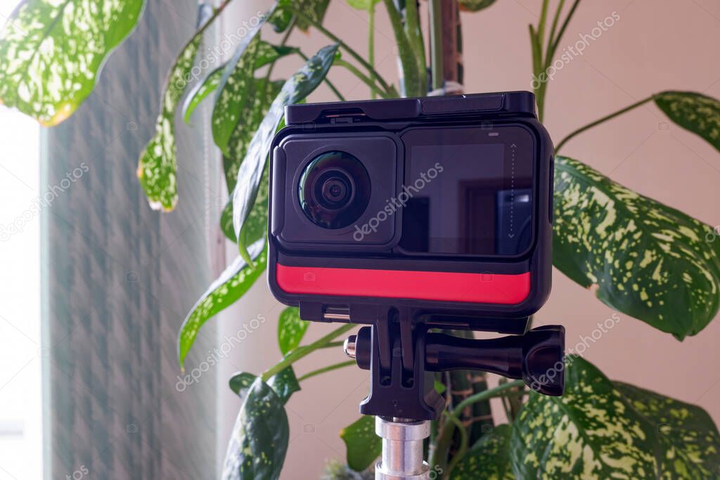 360-Grad-Kamera auf einem Stativ in einer Landschaft