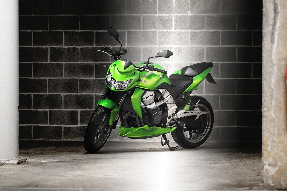 Kawasaki Meguro S1 als modernes Classic-Bike in einer Garage